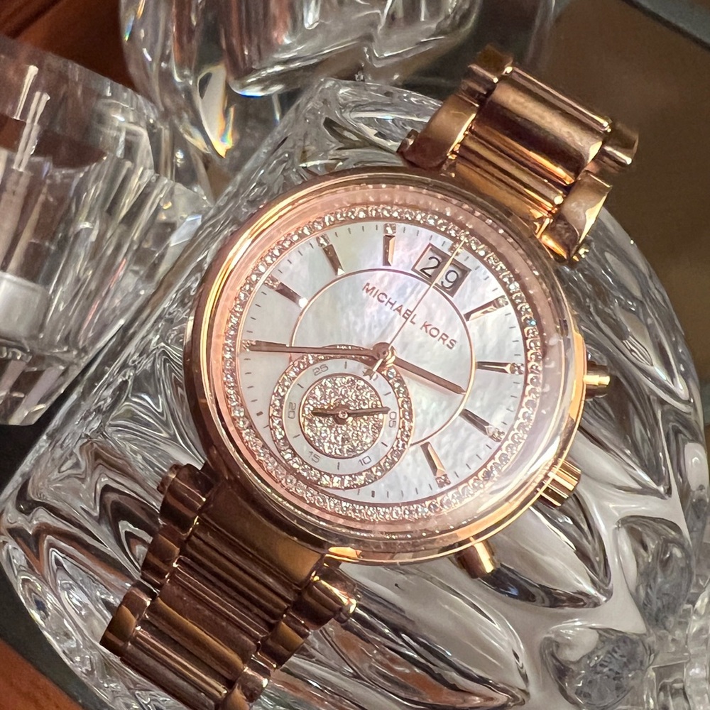 Michael Kors Rose Gold Watch - Picture 4 of 7